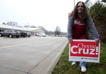 Una seguidora de Ted Cruz coloca un cartel en las calles de Valley City, Ohio.