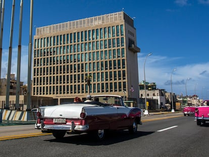 La embajada de EE UU en Cuba, ante el malecón de La Habana.