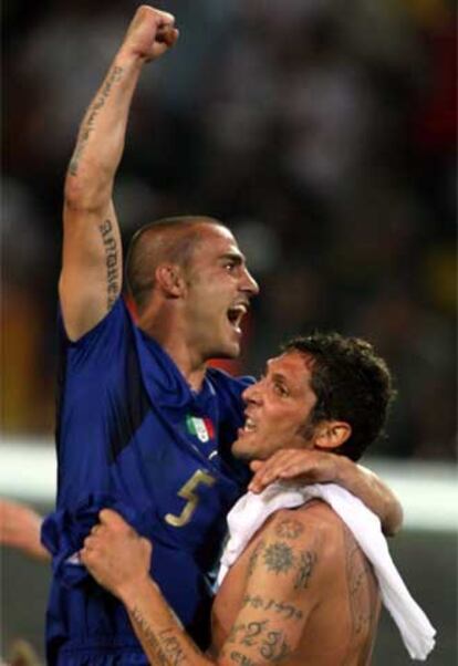 Materazzi levanta a Cannavaro tras la victoria.