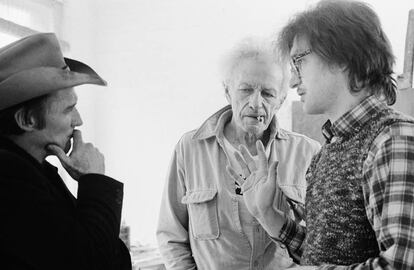 El director (derecha) con Dennis Hopper (izquierda) y Nicholas Ray, en el rodaje de 'El amigo americano'.