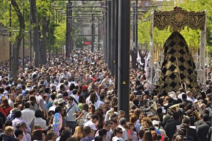 <b>MARTES SANTO. Sevilla.</b> La Virgen de la Hermandad de El Cerro, a su paso por la calle San Fernando.