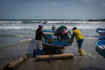 Agapito prepara la embarcación junto al patrón este 2 de octubre. En un buen día, un pescador puede ganar entre 30 y 50 dólares (28 y 46 euros), aunque eso no es lo común: muchas veces volverá a tierra habiendo pescado muy poco.  
Además, algunos pescadores se quejan de las cada vez más frecuentes “vacunas”, extorsiones que los patrones tienen que pagar a organizaciones criminales para poder faenar en el mar.