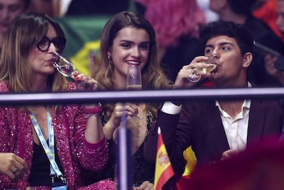 Noemí Galera, directora de la academia de 'Operación triunfo', Amaia y Alfred, durante la final de Eurovisión.