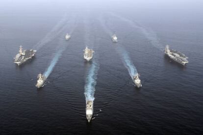 Barcos de guerra de Estados Unidos cruzan el estrecho de Ormuz en 2007.