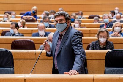 El ministro de Inclusión, Seguridad Social y Migraciones, José Luis Escrivá, interviene en una sesión de control al Gobierno en el Senado.