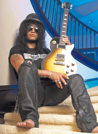 <b>15 años después de dejar Guns N' Roses y totalmente desintoxicado, Slash mantiene el <i>look</i> que le convirtió en icono del <i>rock and roll. </i></b>