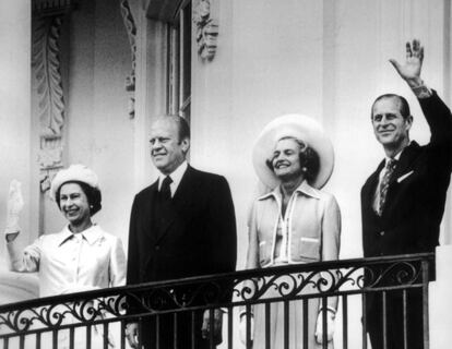 La reina de Inglaterra y el duque de Edimburgo saludan desde el balcón de la Casa Blanca junto al presidente Ford y su esposa, en 1976.