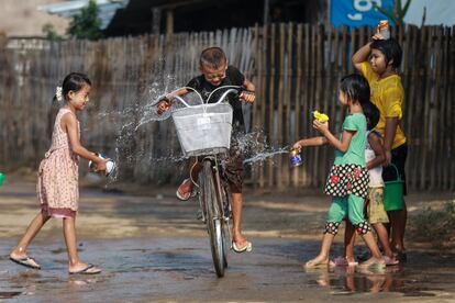 Unos niños se mojan durante la celebración de la Fiesta del Agua en Naypyitaw (Myanmar), el 14 de abril.