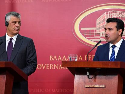 El presidente de Kosovo, Hashim Thaci (i), durante una rueda de prensa con el primer ministro de Macedonia, Zoran Zaev.