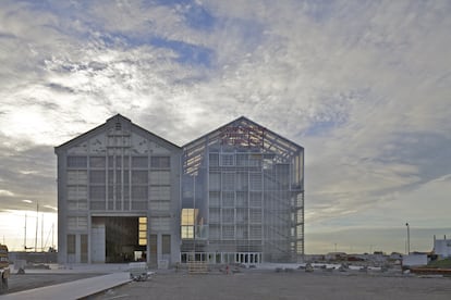 Edificios gemelos en el FRAC de Dunkerquen (Francia, 2015). A la izquierda, el edificio original, un antiguo almacén de barcos. A la derecha, la estructura transparente y transformable ideada por el estudio Lacaton & Vassal.