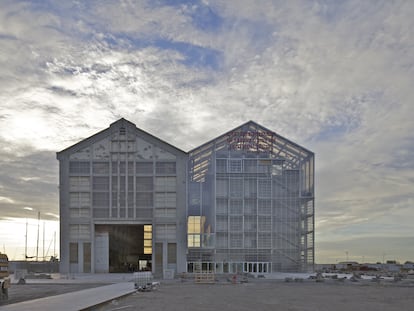 Edificios gemelos en el FRAC de Dunkerquen (Francia, 2015). A la izquierda, el edificio original, un antiguo almacén de barcos. A la derecha, la estructura transparente y transformable ideada por el estudio Lacaton & Vassal.