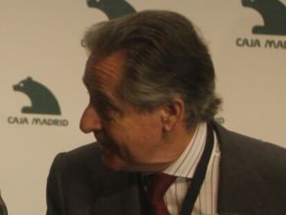 El expresidente de Caja Madrid, Miguel Blesa (derecha) junto al exgobernador del Banco de Espa&ntilde;a.
