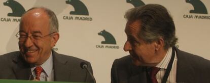 El expresidente de Caja Madrid, Miguel Blesa (derecha) junto al exgobernador del Banco de España.
