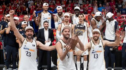 Llull, Rudy y Sergio Rodríguez, con el trofeo de campeones.