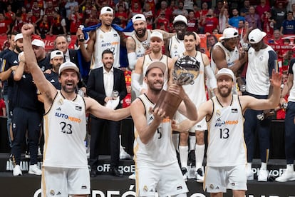 Llull, Rudy y Sergio Rodríguez, con el trofeo de campeones.