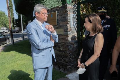 La ministra de Defensa, Margarita Robles, tras un encuentro con el embajador de Ucrania en España, Serhii Pohoreltsev, en agosto del año pasado.