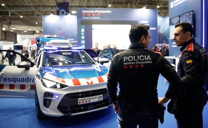 Dos 'mossos' en el expositor de la polica catalana en el Mobile World Congress de Barcelona.