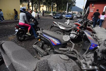 Motocicletes cobertes de cendra del volcà a La Antigua Guatemala, el 3 de juny.