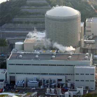 Las instalaciones de la central nuclear de Mihama, en Japón, de las que ayer salía el vapor provocado por el accidente.