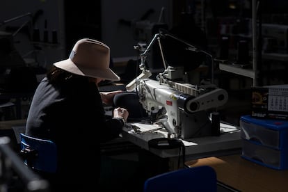 Una trabajadora de la fábrica de sombreros artesanales Fernández y Roche elabora una de sus piezas en su sede de Salteras (Sevilla).