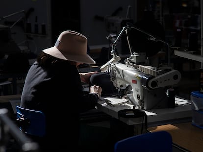 Una trabajadora de la fábrica de sombreros artesanales Fernández y Roche elabora una de sus piezas en su sede de Salteras (Sevilla).