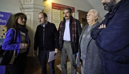 Los ediles Mayoral y Houliston, a la derecha, en el Ayuntamiento de Orihuela