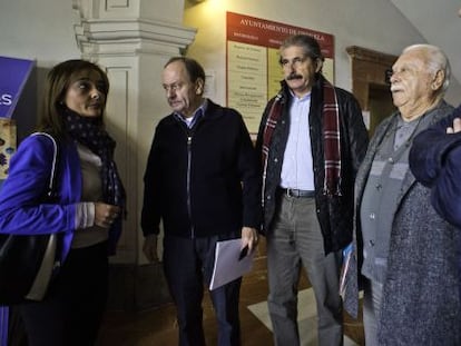 Los ediles Mayoral y Houliston, a la derecha, en el Ayuntamiento de Orihuela