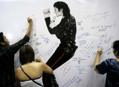 Seguidores de Michael Jackson escriben mensajes de condolencia en una concentración en memoria del cantante en Kuala Lumpur (Malaisia).