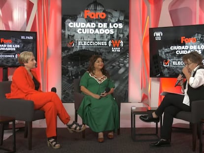 Ada Colau y Clara Brugada con la periodista Gabriela Warkentin durante el foro, este jueves.
