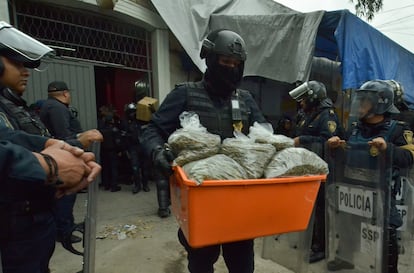Policías decomisan armas, mariguana y precursores de drogas sintéticas de la Unión en la alcaldía Cuauhtémoc, en octubre de 2019.