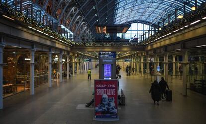 Aspecto de la estación de tren de St. Pancras de Londres, el domingo. 