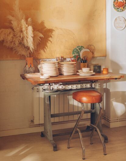 Nuria Blanco tiene cerámicas propias y ajenas por todas partes. Esta mesa de su estudio la compró a un despacho de arquitectura que cerraba.