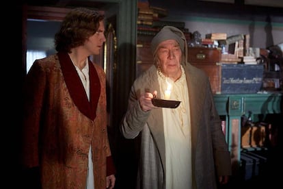Dan Stevens (izquierda) y Christopher Plummer, en 'El hombre que inventó la Navidad'.