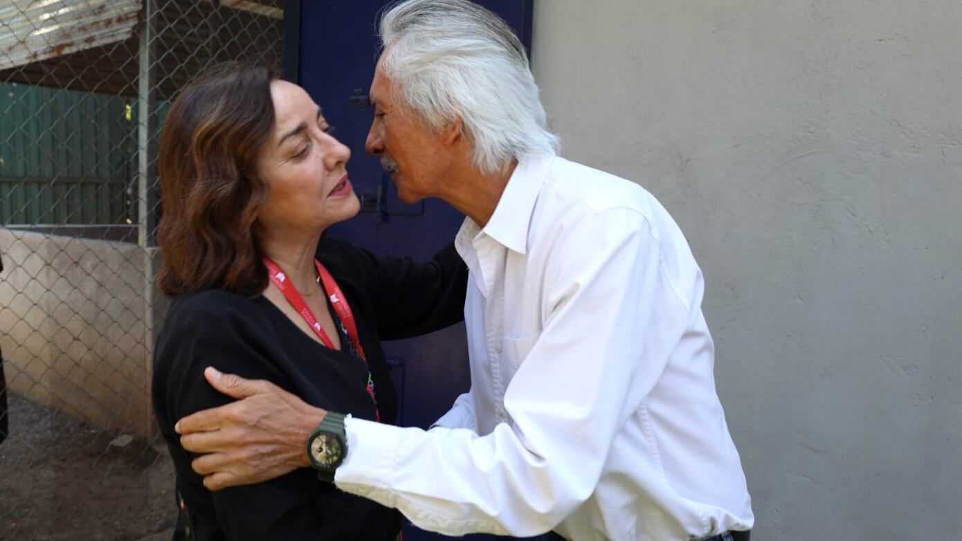 Pepa Bueno, directora del diario EL PAÍS, saluda a José Rubén Zamora.