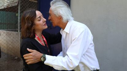 Pepa Bueno, directora del diario EL PAÍS, saluda a José Rubén Zamora.