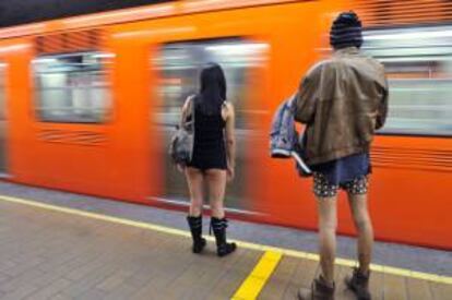 Dos jóvenes se disponen a tomar el metro en México vestidos sin pantalones, en una inciativa similar a la convocada hoy en Madrid. EFE/Archivo