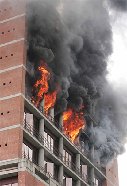 Un vigilante ha fallecido en el incendio intencionado que se registró en el edificio principal de la Hacienda Foral de Guipúzcoa de San Sebastián, donde se comprobó que las alarmas y cámaras de seguridad fueron manipuladas desde el interior del inmueble. El incendio comenzó hacia las 22.50 del domingo 12 de junio en la torre ubicada en el número 2 del paseo de Errotaburu, un edificio de 11 plantas en superficie y otras cuatro subterráneas. El fuego tenía en varios focos, algunos en las plantas situadas bajo tierra y otro en el cuarto piso.