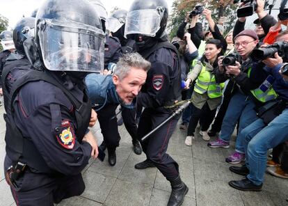 El alcalde de Moscú, Serguei Sobianin, aliado de Putin y cuyo nombre ha sonado varias veces como futuro primer ministro, ha criticado duramente a los manifestantes. En la imagen, detención de un manifestante durante la protesta.