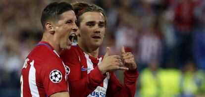 Torres felicita a Griezmann por su gol al Leicester.