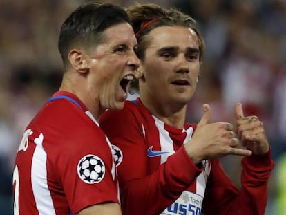 Torres felicita a Griezmann por su gol al Leicester.