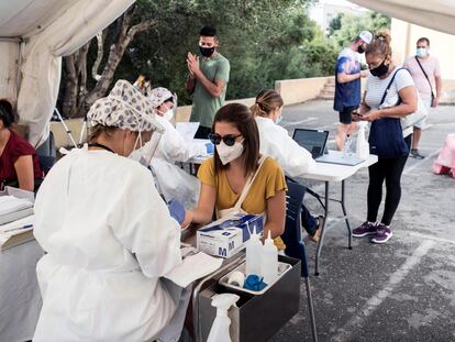 Empleados del área de Salud de Menorca realizan test este martes, día de inicio de las pruebas masivas de PCR en Ciutadella con el objetivo de reducir la propagación de la covid-19 en el municipio.