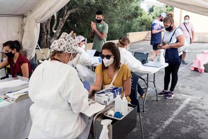 Empleados del área de Salud de Menorca realizan test este martes, día de inicio de las pruebas masivas de PCR en Ciutadella con el objetivo de reducir la propagación de la covid-19 en el municipio.