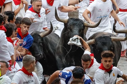 Un grupo de mozos corren ante los toros de Miura, este lunes. 