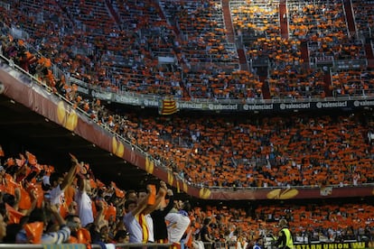 La afición valencianista, durante el mosaico previo al partido.