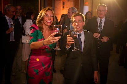 La alcaldesa de Zaragoza, Natalia Chueca y el alcalde de Madrid, José Luis Martínez Almeida, hacen un brindis durante el evento.