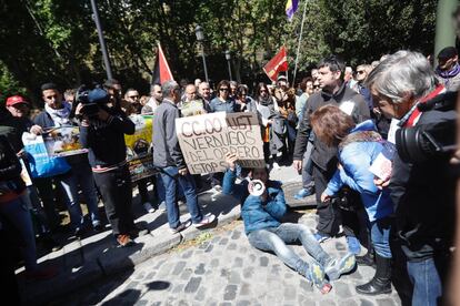 Un hombre protesta contra los sindicatos de UGT y CC OO durante la manifestación del 1 de Mayo en Madrid.