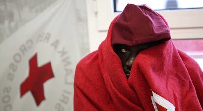 Un home rescatat per Salvament Marítim després de bolcar una pastera a l'Estret de Gibraltar.