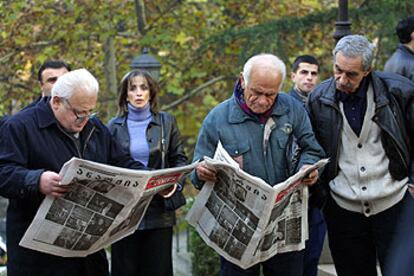 Tres hombres leen la prensa en Tbilisi tras la caída de Shevardnadze el pasado noviembre.