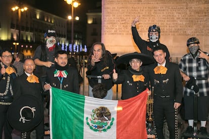 El plan es que estos hermanos mexicanos toquen un par de buenos himnos folclóricos antes de su concierto. ¿Lo conseguirán? Las duras negociaciones llevadas a cabo en plena Puerta de Sol podrían dar a su show un toque festivo antes de poner en marcha la apisonadora que les caracteriza.