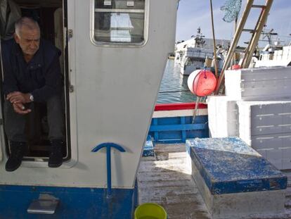 Juan Hern&aacute;ndez, maquinista del &#039;Nuevo Cabo Negro&#039;, en el puerto de Barbate (C&aacute;diz).